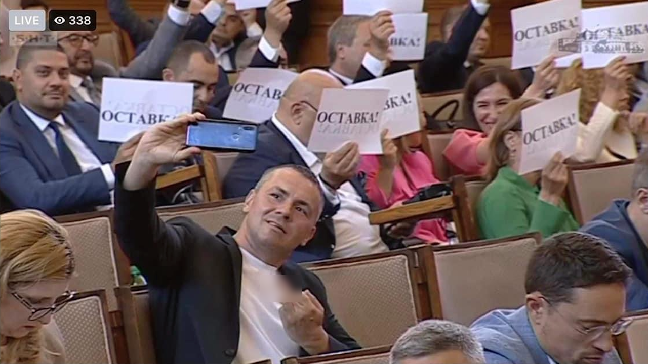 Ицо Хазарта показа среден пръст на ГЕРБ-СДС, запечата момента със селфи