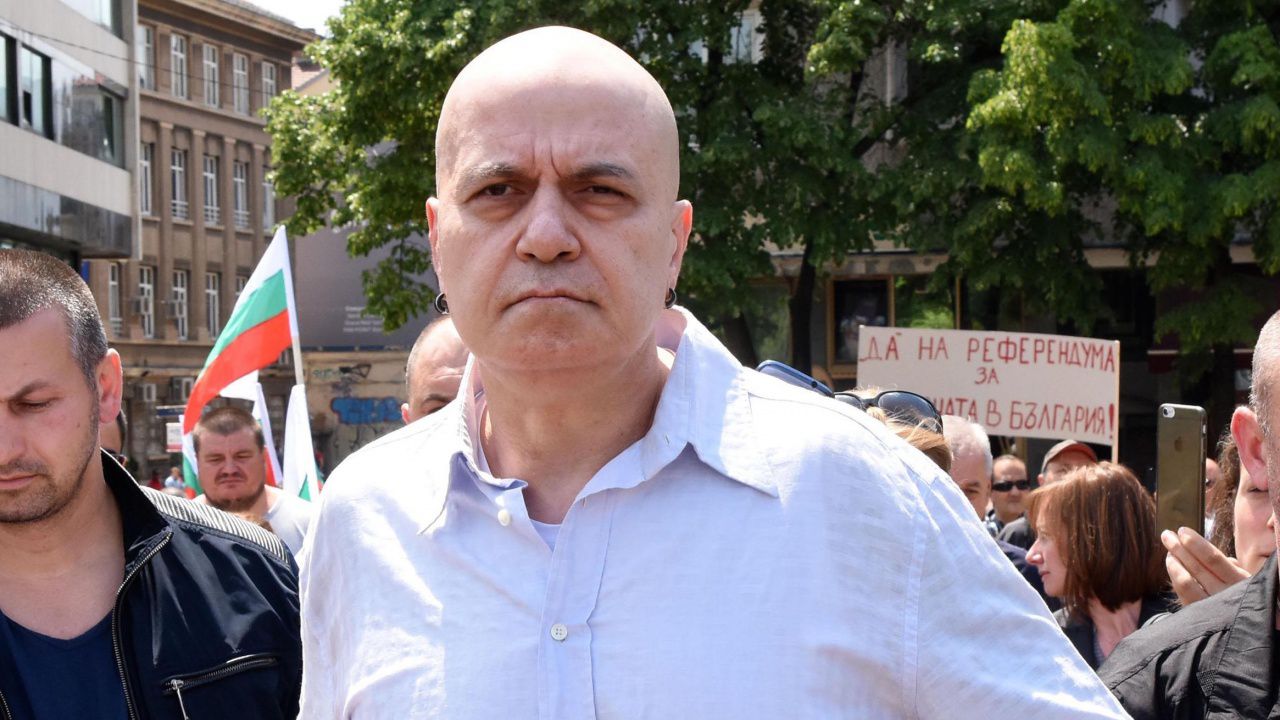 Миска загърби Слави