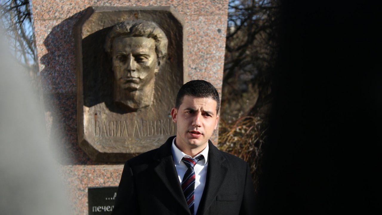 Парламентарната група на БСП се поклони пред паметта на  Васил Левски