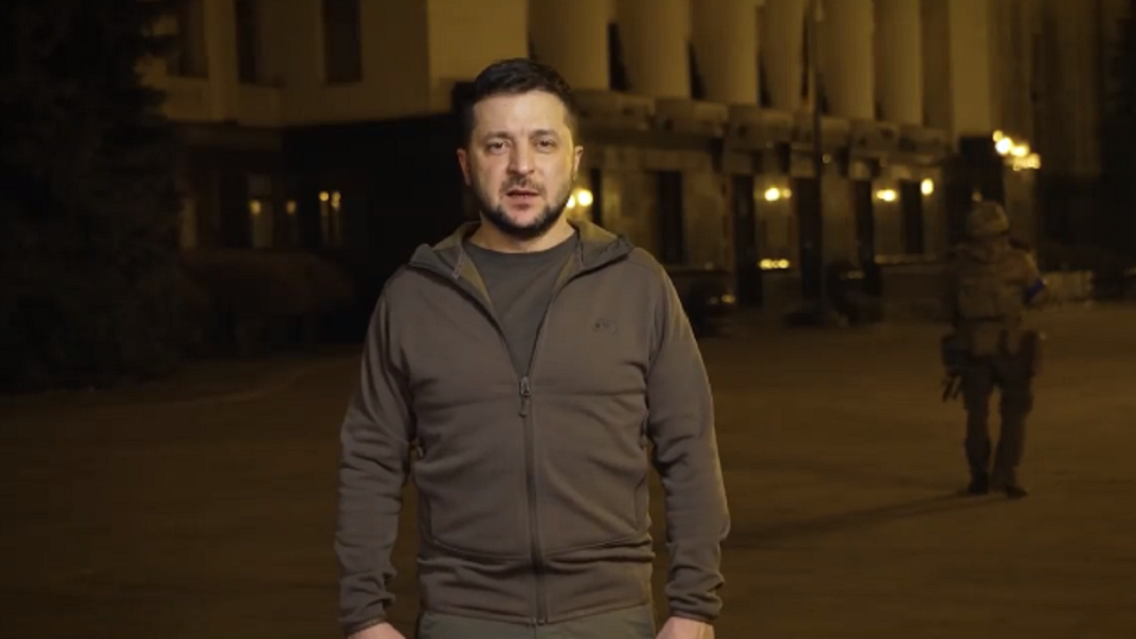 Месец от инвазията. Зеленски: Съпротивляваме се 6 пъти по-дълго, отколкото очакваше агресорът