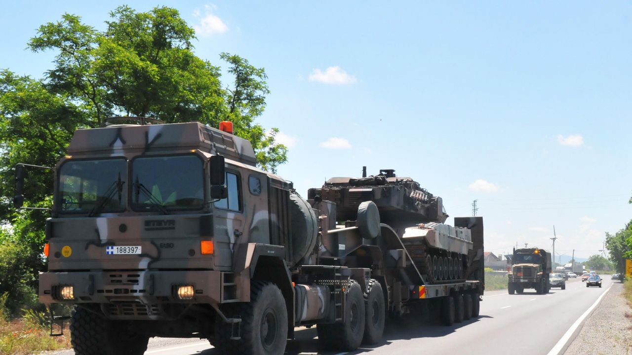 Колона с военна техника ще се придвижва по републиканската пътна мрежа днес и утре