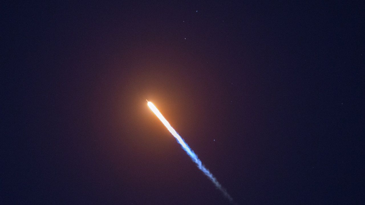 Космически кораб изгоря в атмосферата