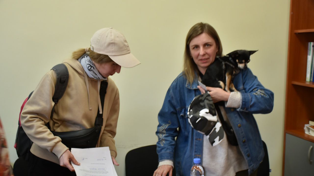 Вълнуваща среща между кмета на Ловеч  и украински граждани, обявиха помощ за бежанци, които не са в хотел
