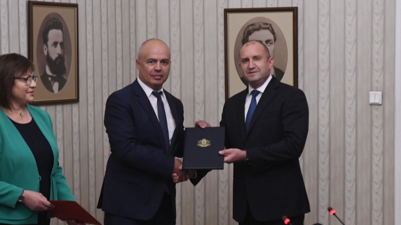 Радев разпуска парламента на 2 август, насрочва избори за 2 октомври?