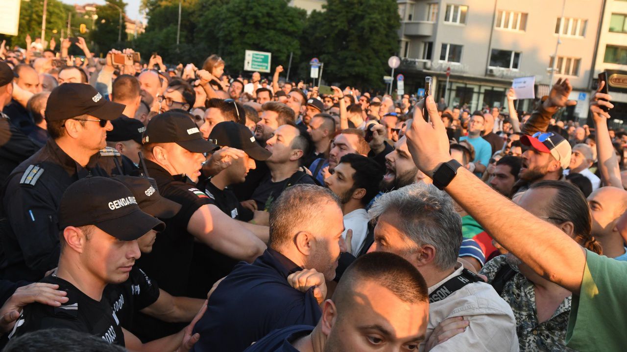Трима са арестувани след сблъсък между протестиращи и хора на "Възраждане"