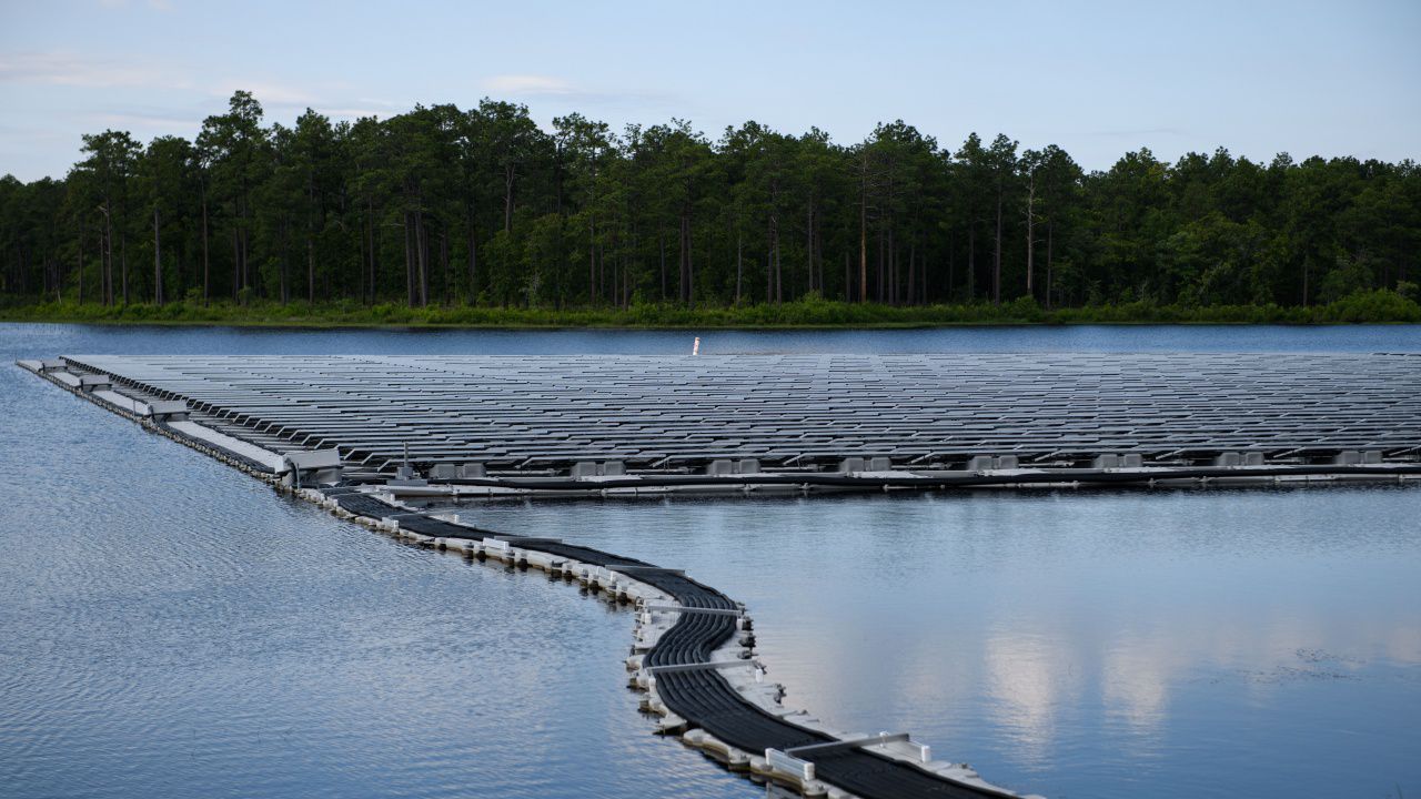 Китайци строят плаващ соларен парк в Зимбабве