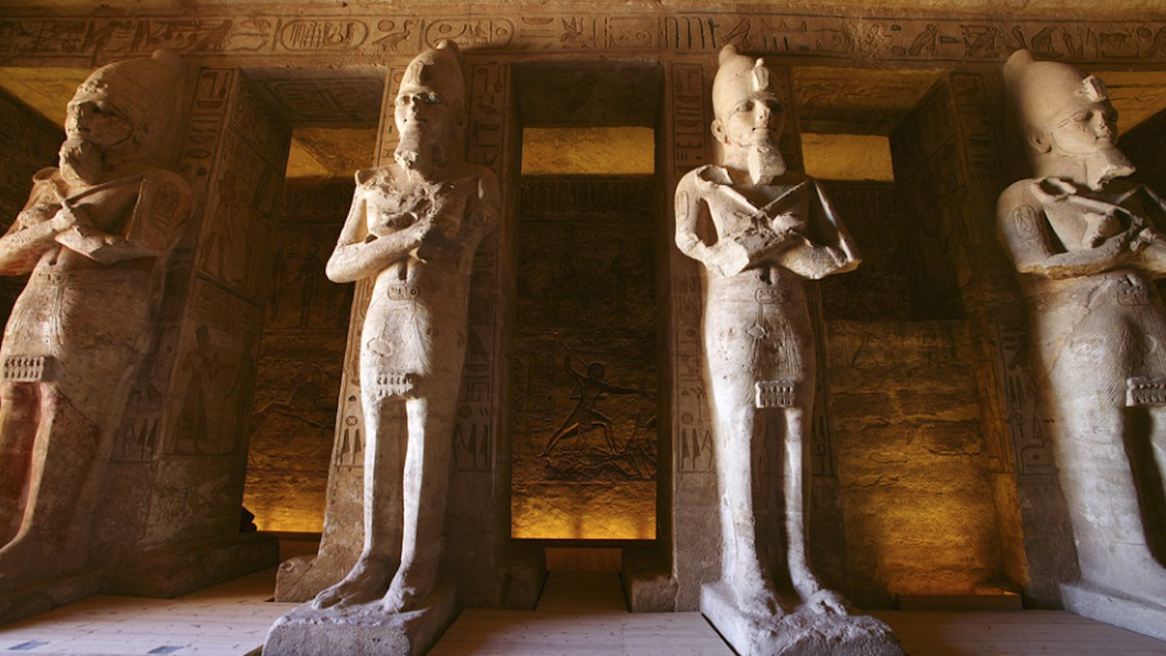 Хиляди наблюдаваха слънчево чудо в древноегипетски храм