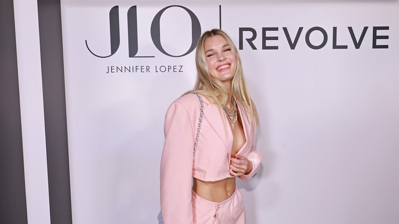 Модел разкри повече плът, отколкото възнамеряваше