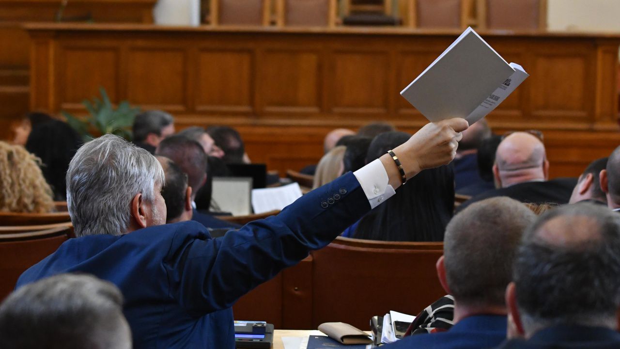 Маратонско заседание на парламента заради промените в Изборния кодекс