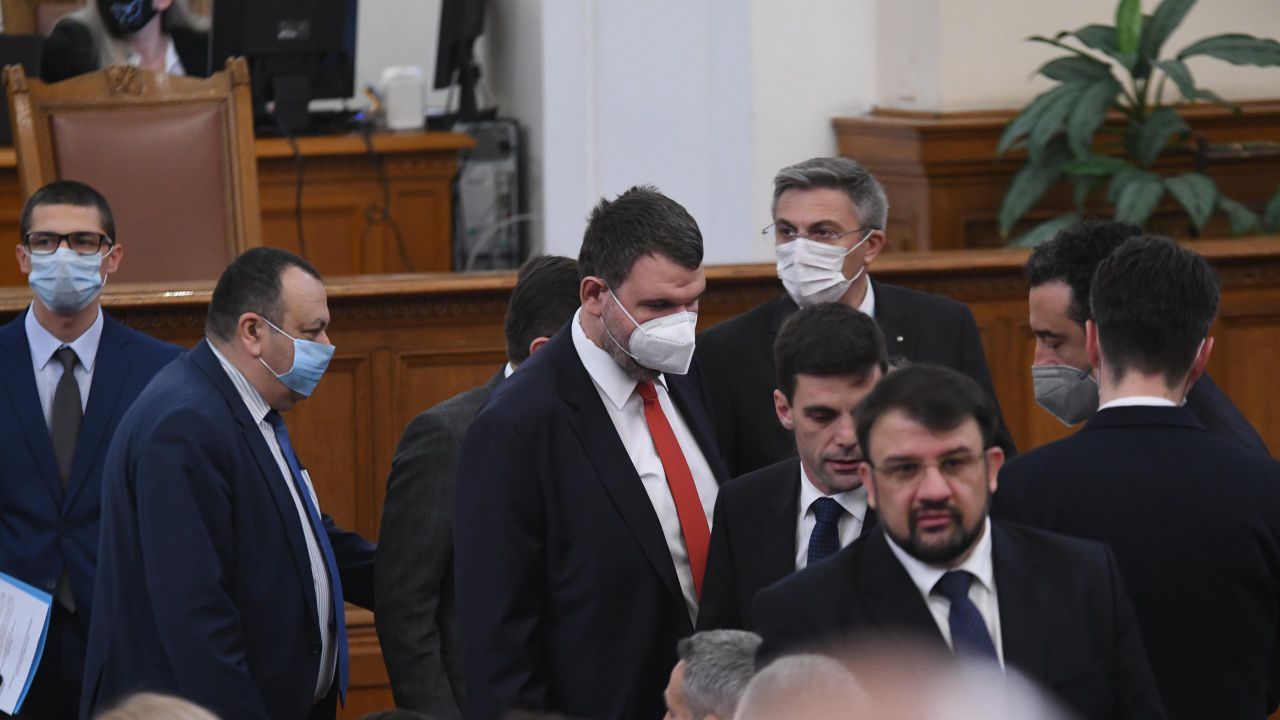 Пеевски с най-големи доходи, Рашков придобил 19 имота за година