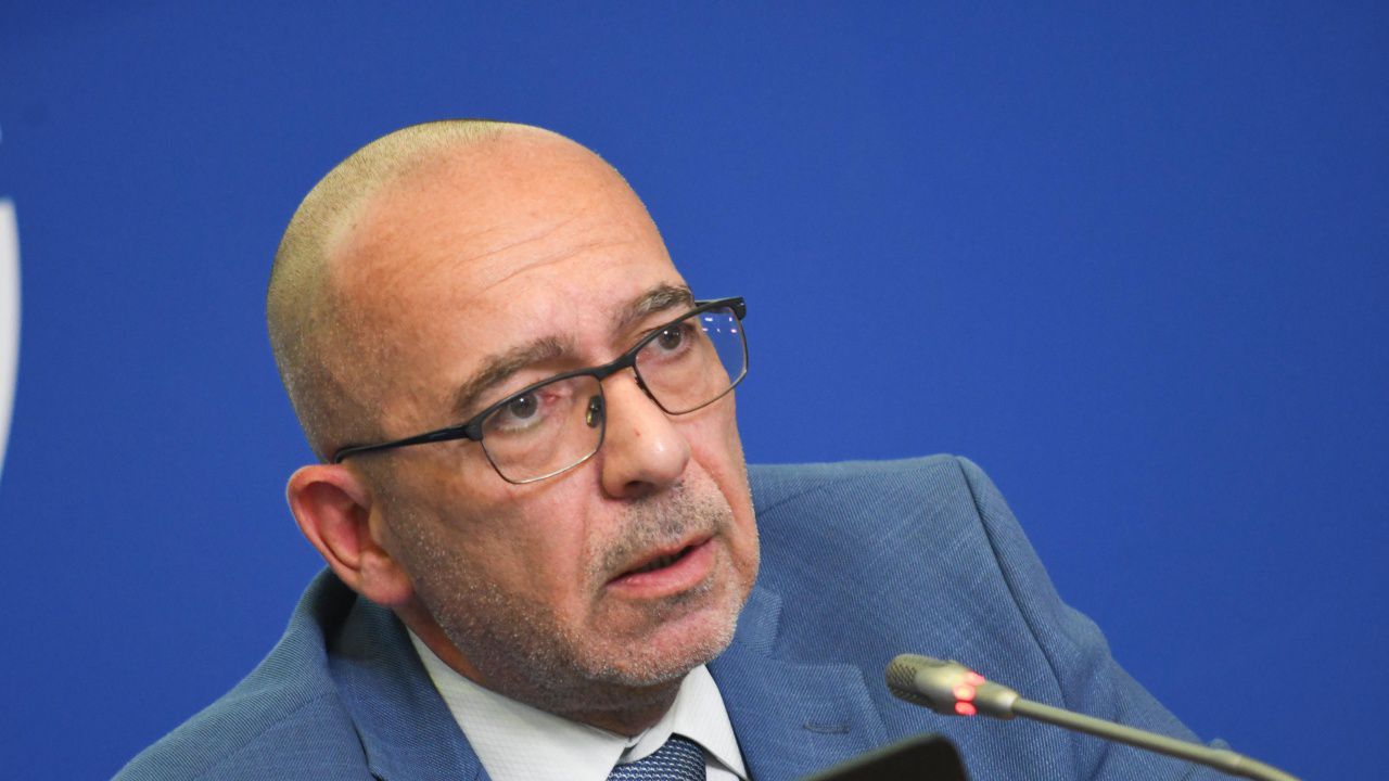 Уволненият д-р Константинов имал приятели във всички партии