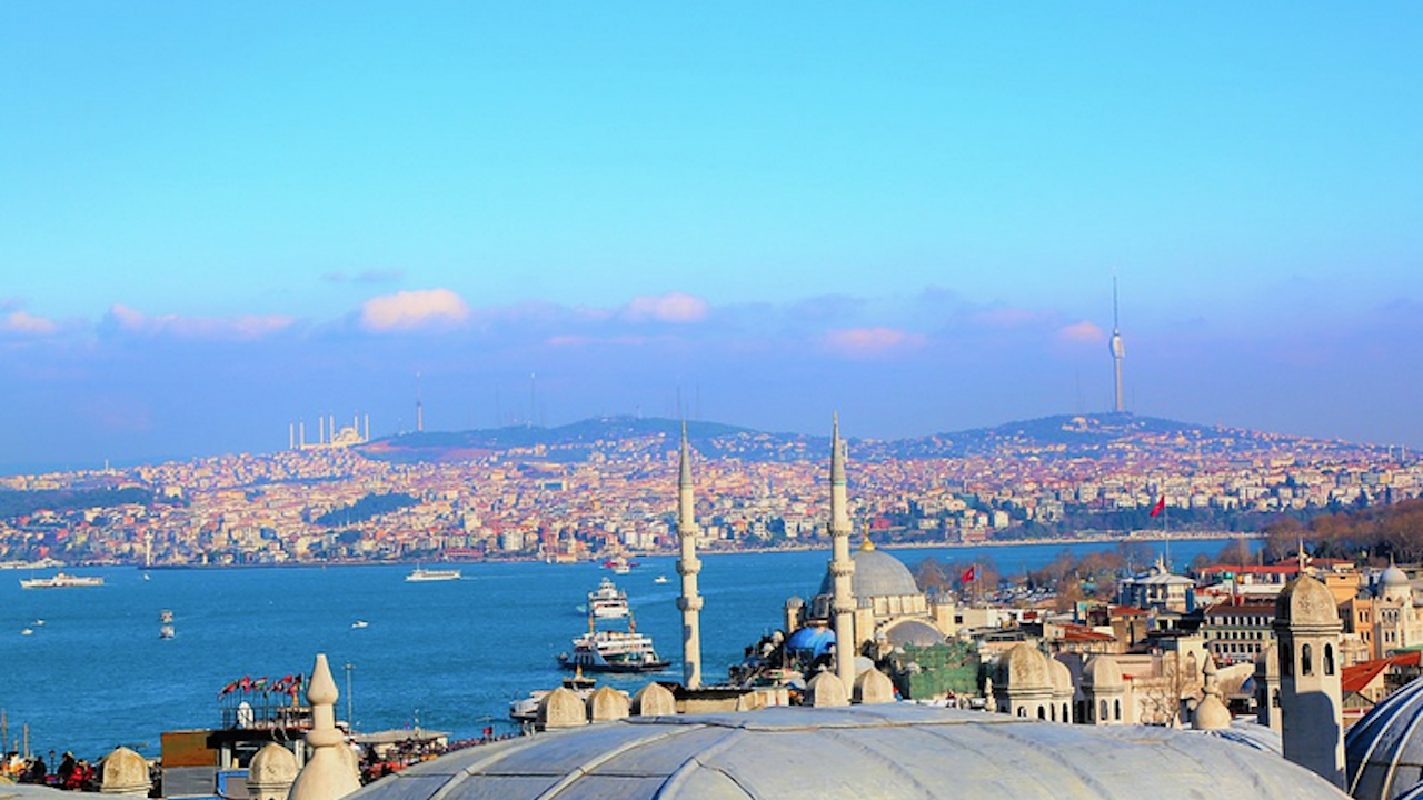 Турция ще ограничи преминаването на руски военни кораби през проливите