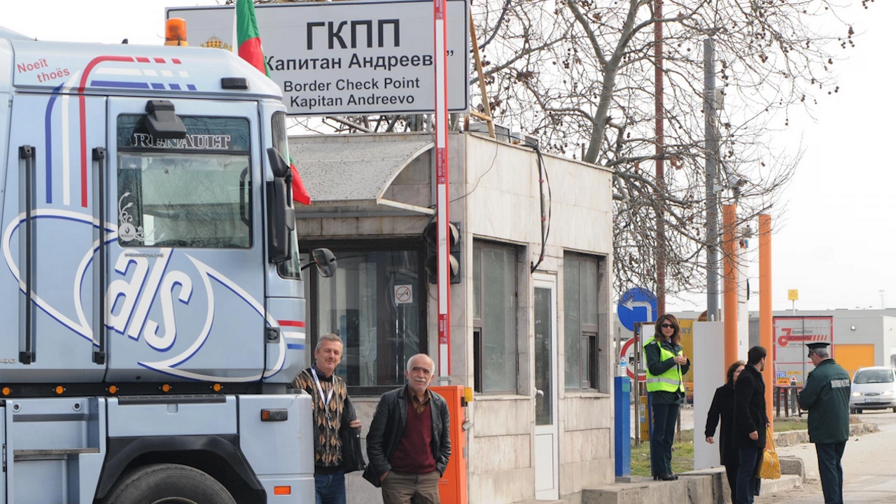 Екшън на „Капитан Андреево“: Гранични полицаи стреляха по шофьор, опитал се да ги прегази