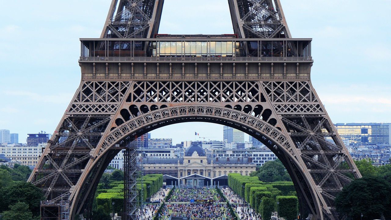 Ерик Сиоти се очертава като бъдещ лидер на френската десница "Републиканците"