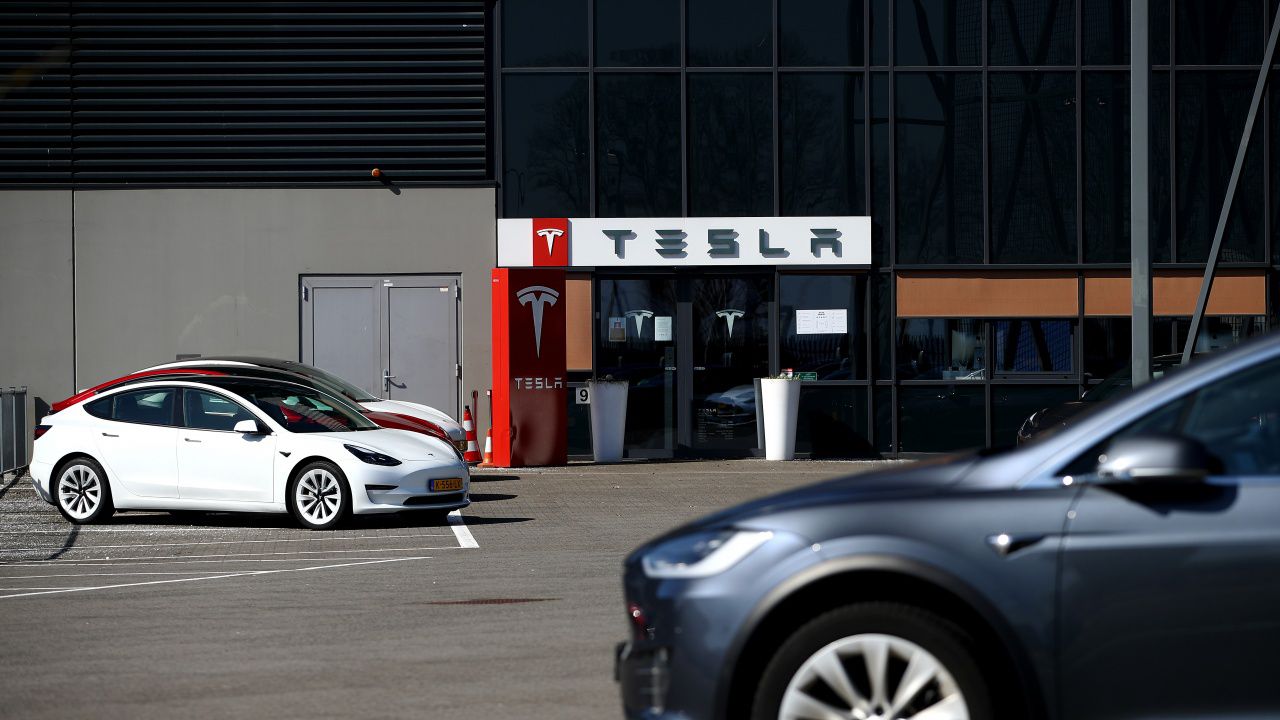 Разследват модел на "Тесла" заради инциденти с откачване на волана в движение