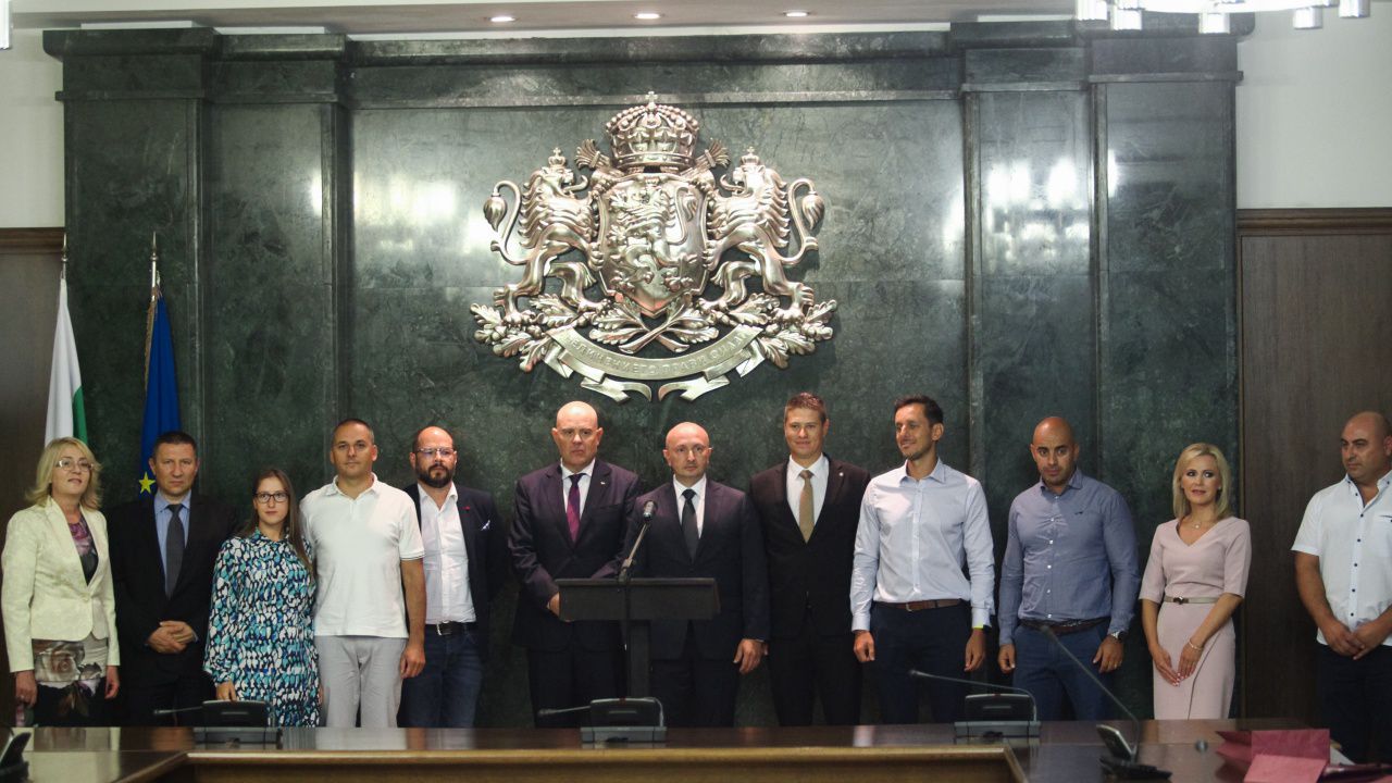 Гешев награди българи, оказали помощ на пострадалите при катастрофата със сръбски автобус на магистрала „Тракия“