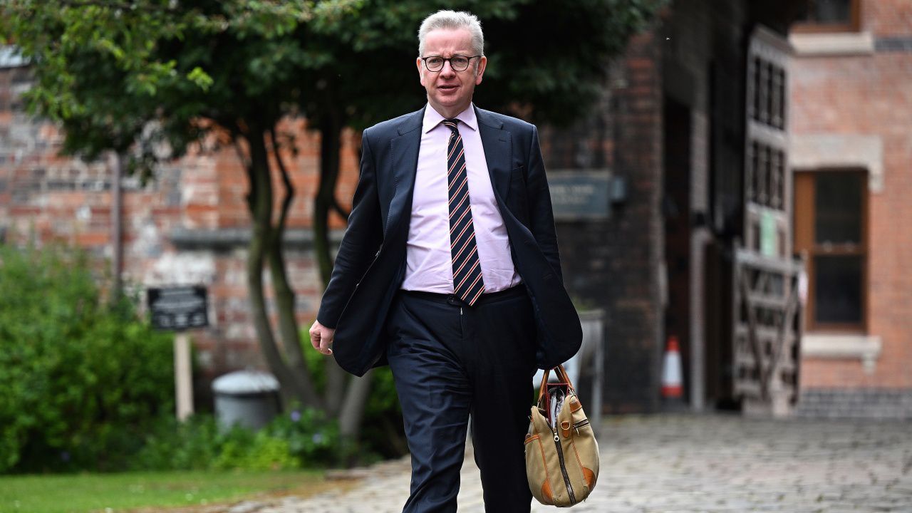 Виден британски министър прикани Борис Джонсън да се оттегли