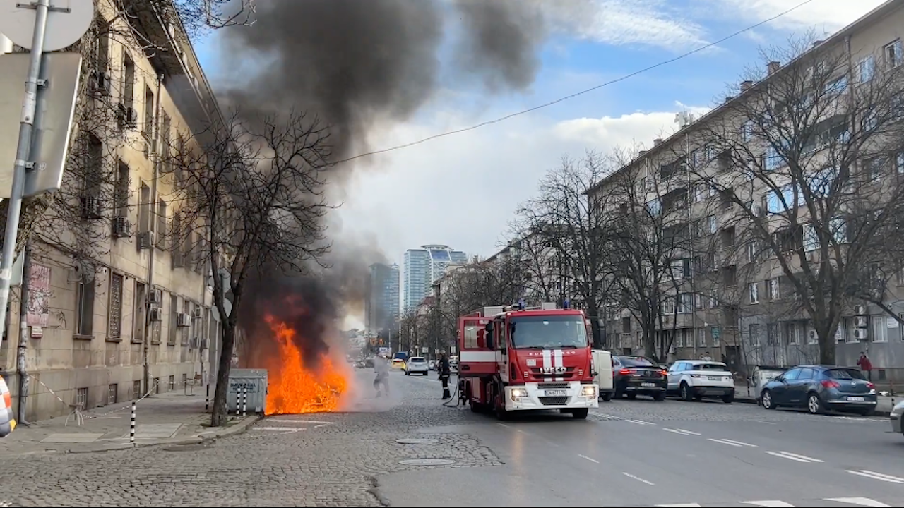 Кола пламна до болница "Пирогов"