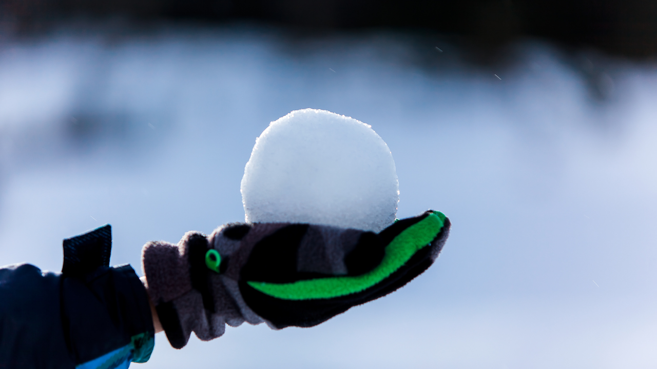 Заради снежна топка: Мъж преби ученици в Шумен