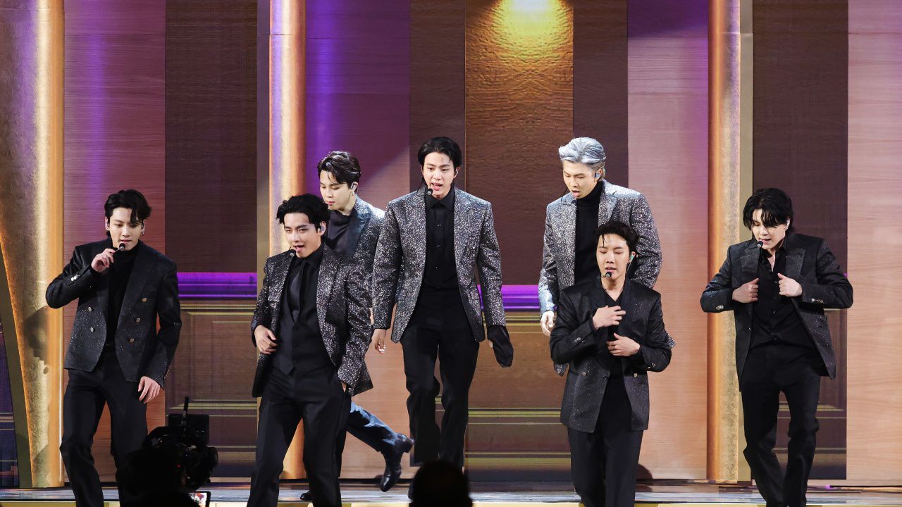 Група Би Ти Ес издава днес новия си албум "Proof"