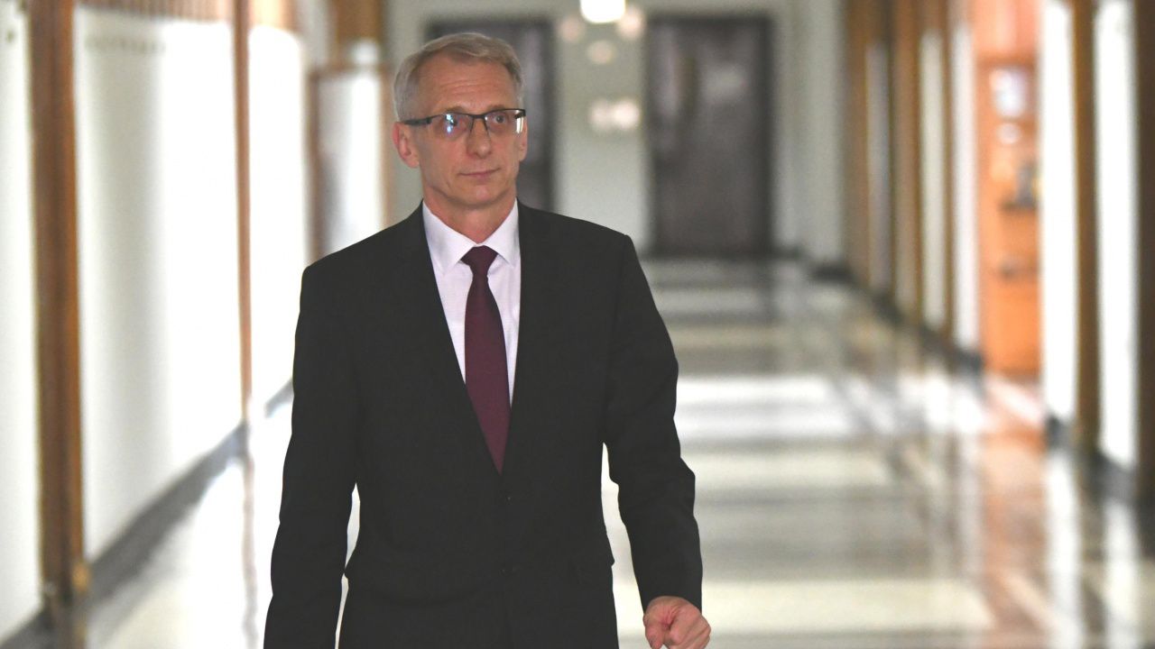 Министър Денков отправи молба до Фандъкова
