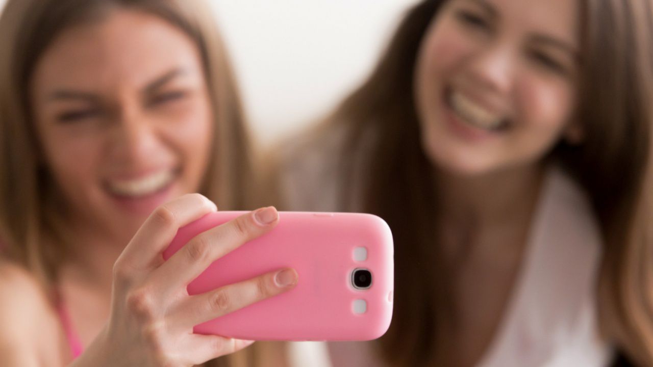 Част от пътниците, стояли безучастно, докато изнасилват жена във влак, направили видеоклип за спомен