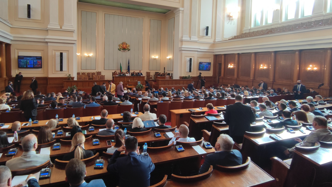 На първо четене: Украинските бежанци с временна закрила ще се лекуват по линия на НЗОК