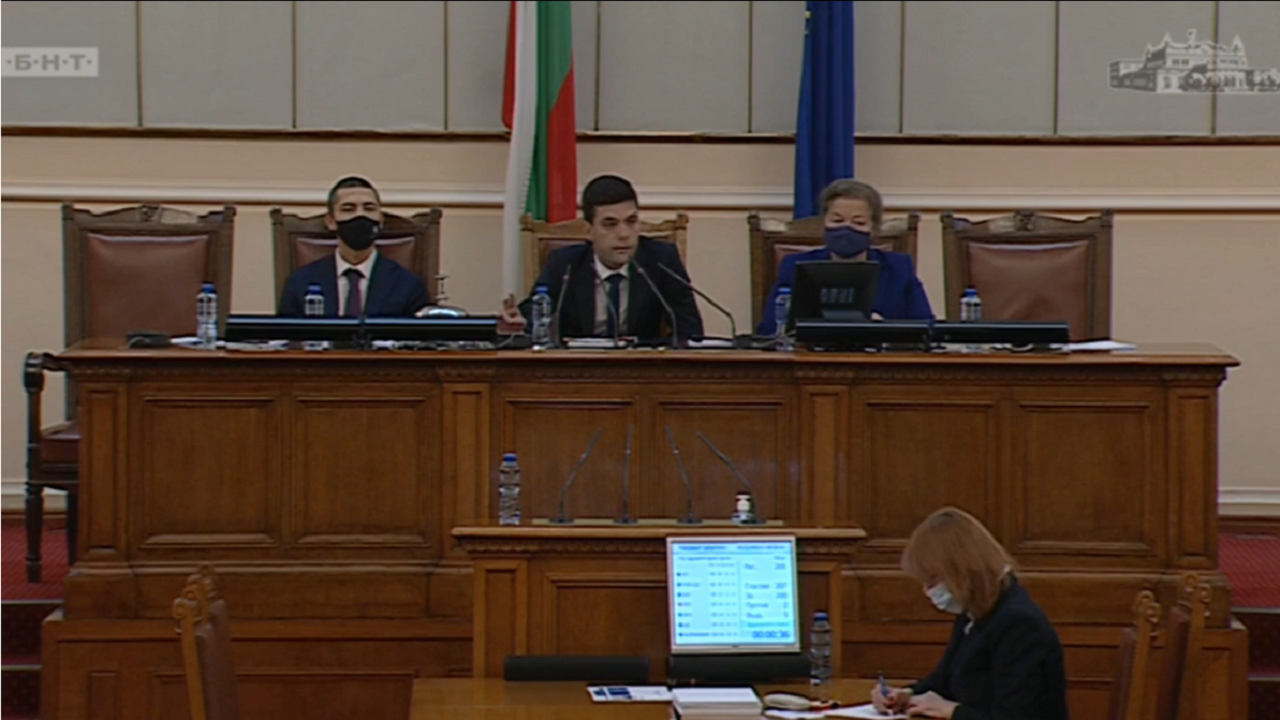 Остри реплики прехвърчат в НС, депутатите прегласуват срока на мораториума върху цените на тока, парното и водата