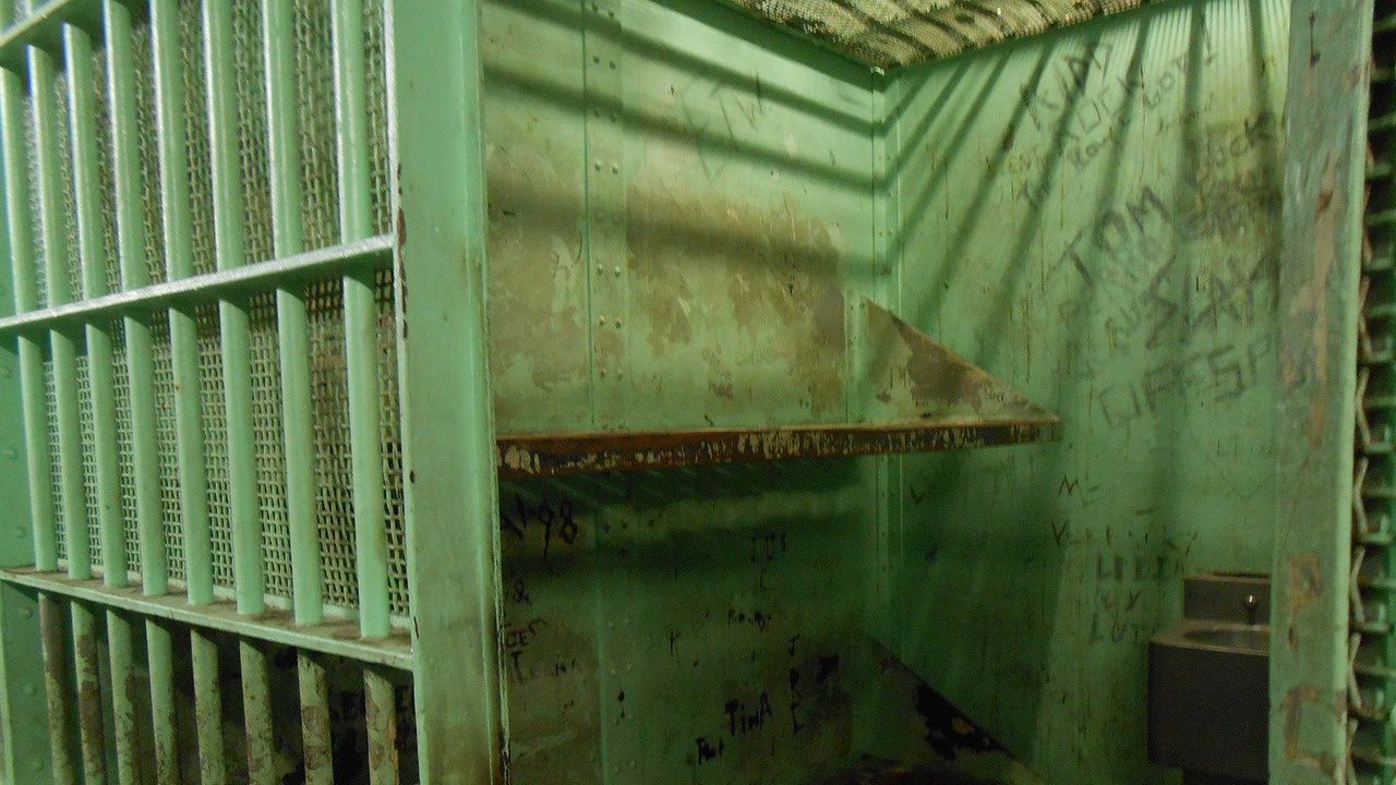 Бахамата и жена му остават зад решетките