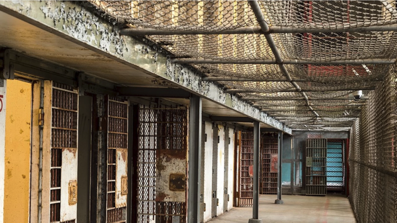 Доживотен затвор за мъжа, наръгал 15 пъти с нож и убил свой приятел в Сливен