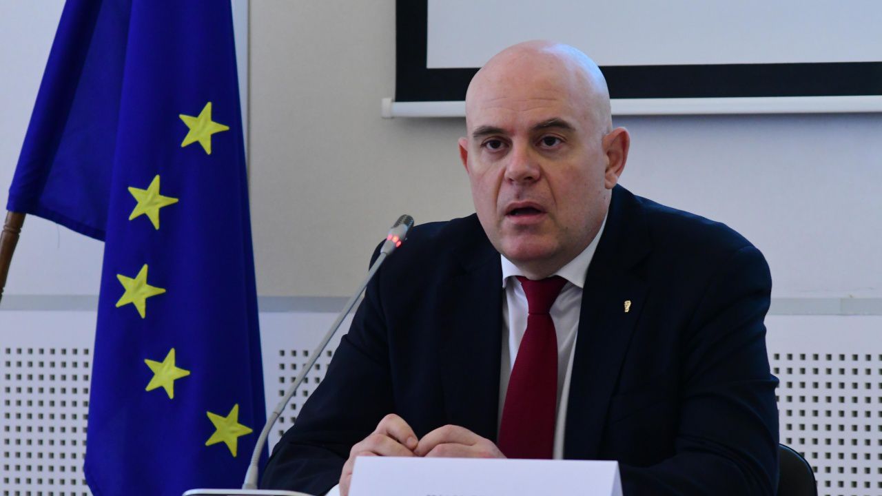 Гешев поиска ВСС да публикува становището му по предложението за предсрочно освобождаванe