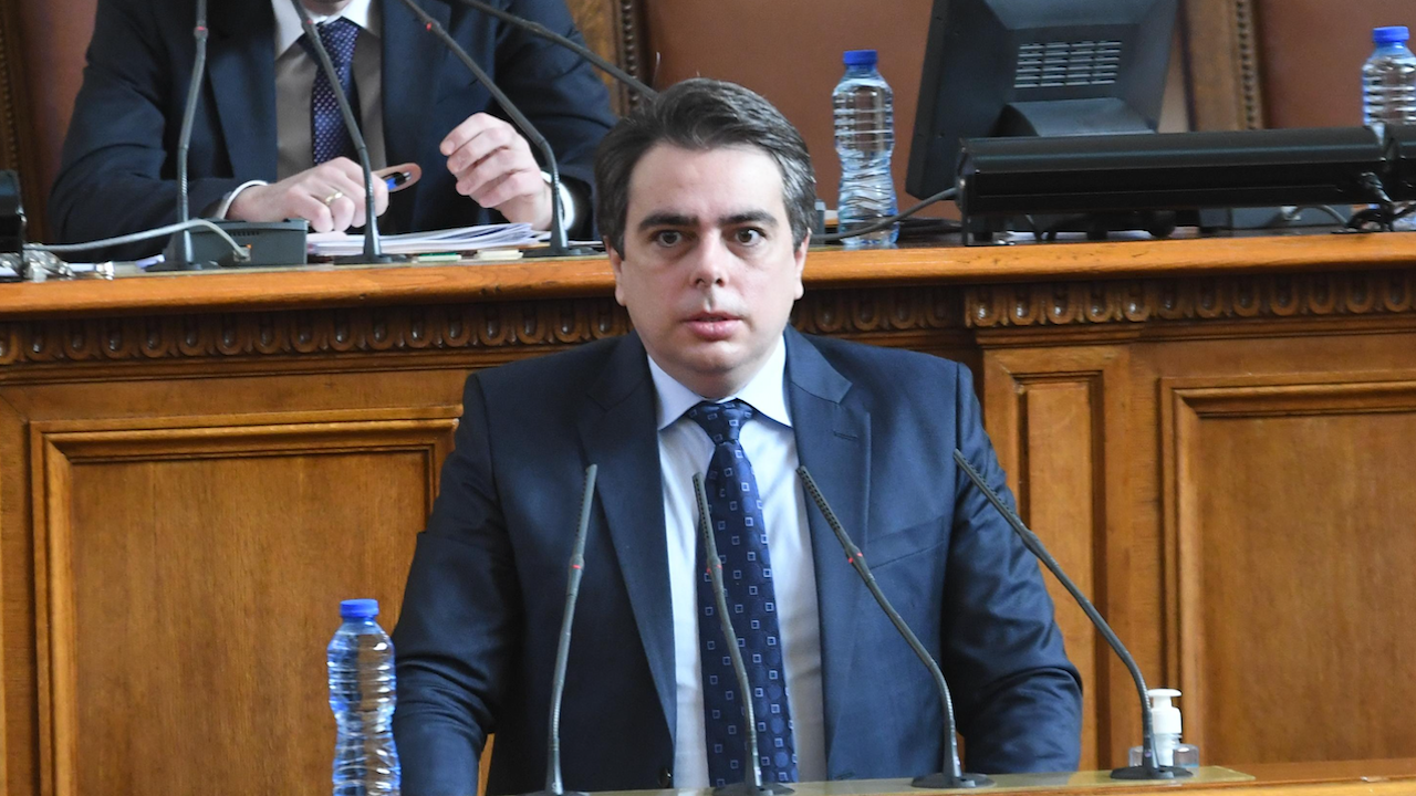Асен Василев: България не предвижда да затваря ТЕЦ-ове