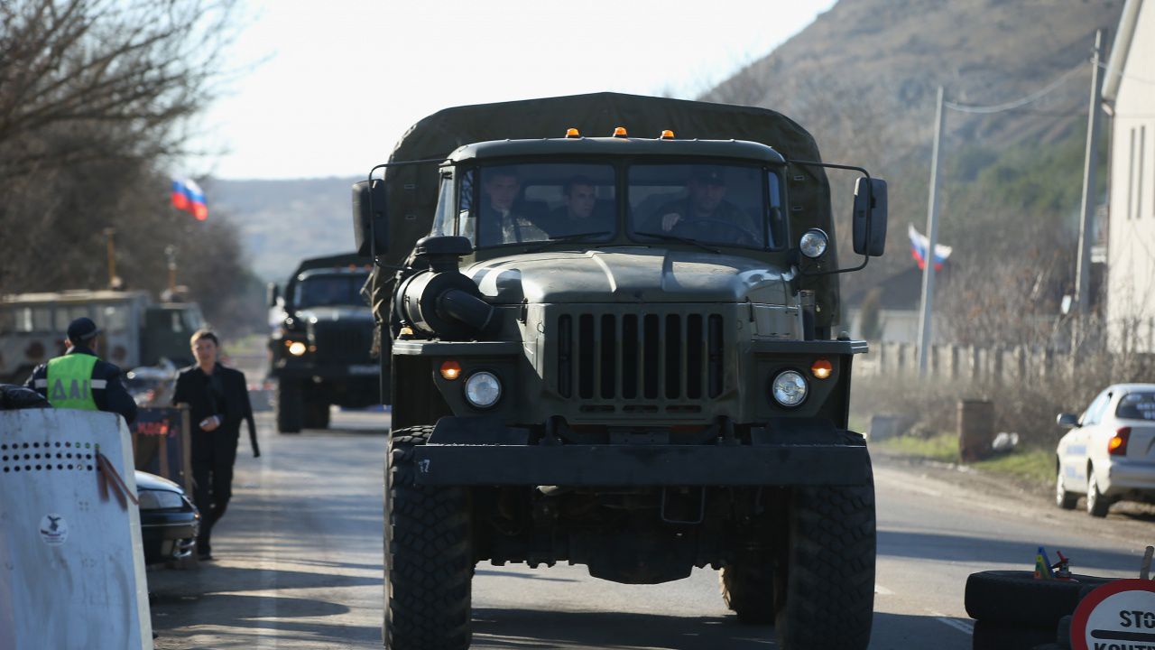 Спътникови снимки показват движение на руска военна техника около границата с Украйна