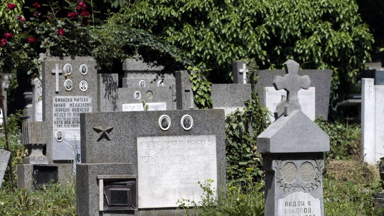 Почистват гробищния парк в Разград преди Голямата задушница