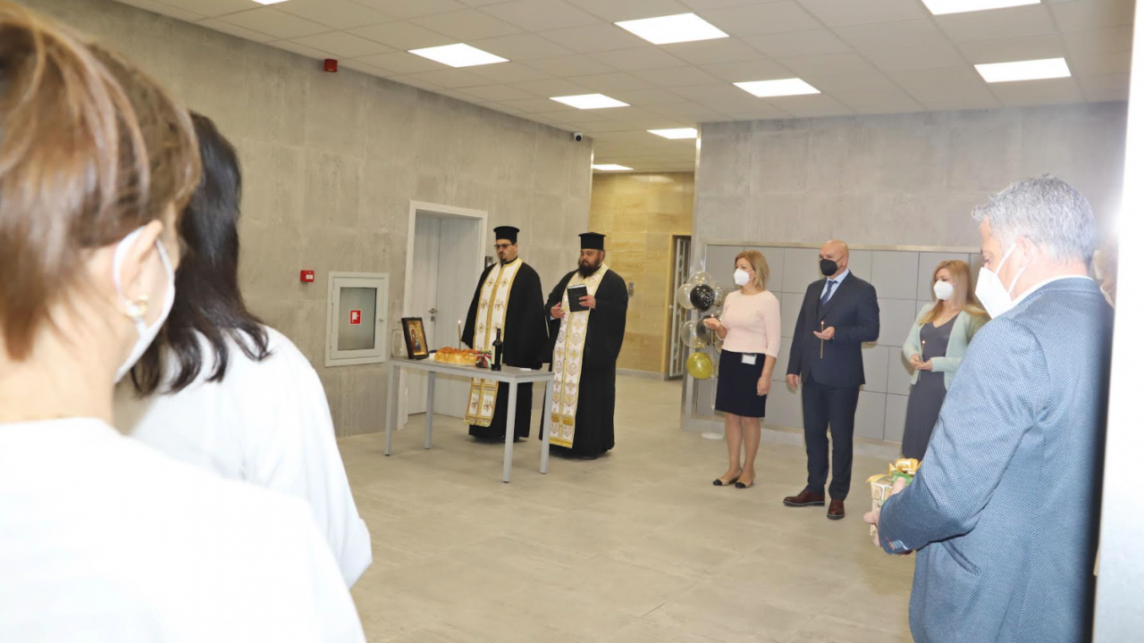 ВМА продължава да надгражда: Осветиха реновираната Болнична аптека