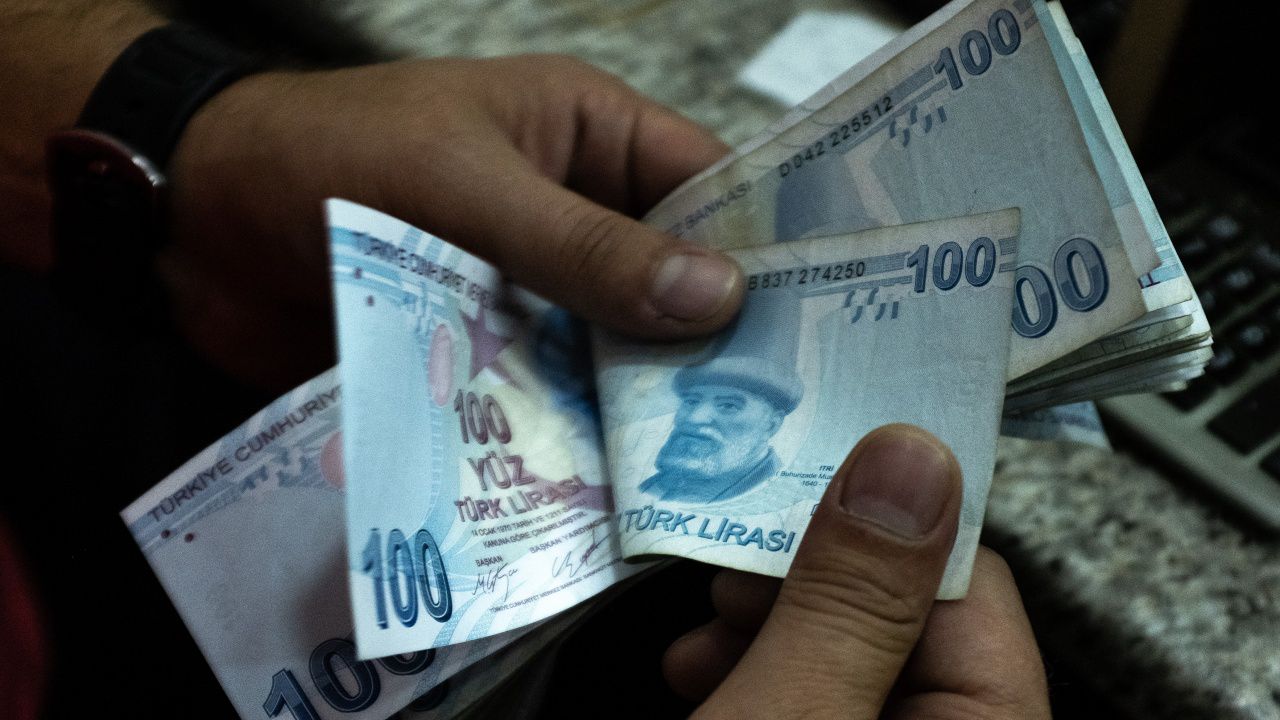 Срив на турската лира след съобщението за експулсиране на посланици