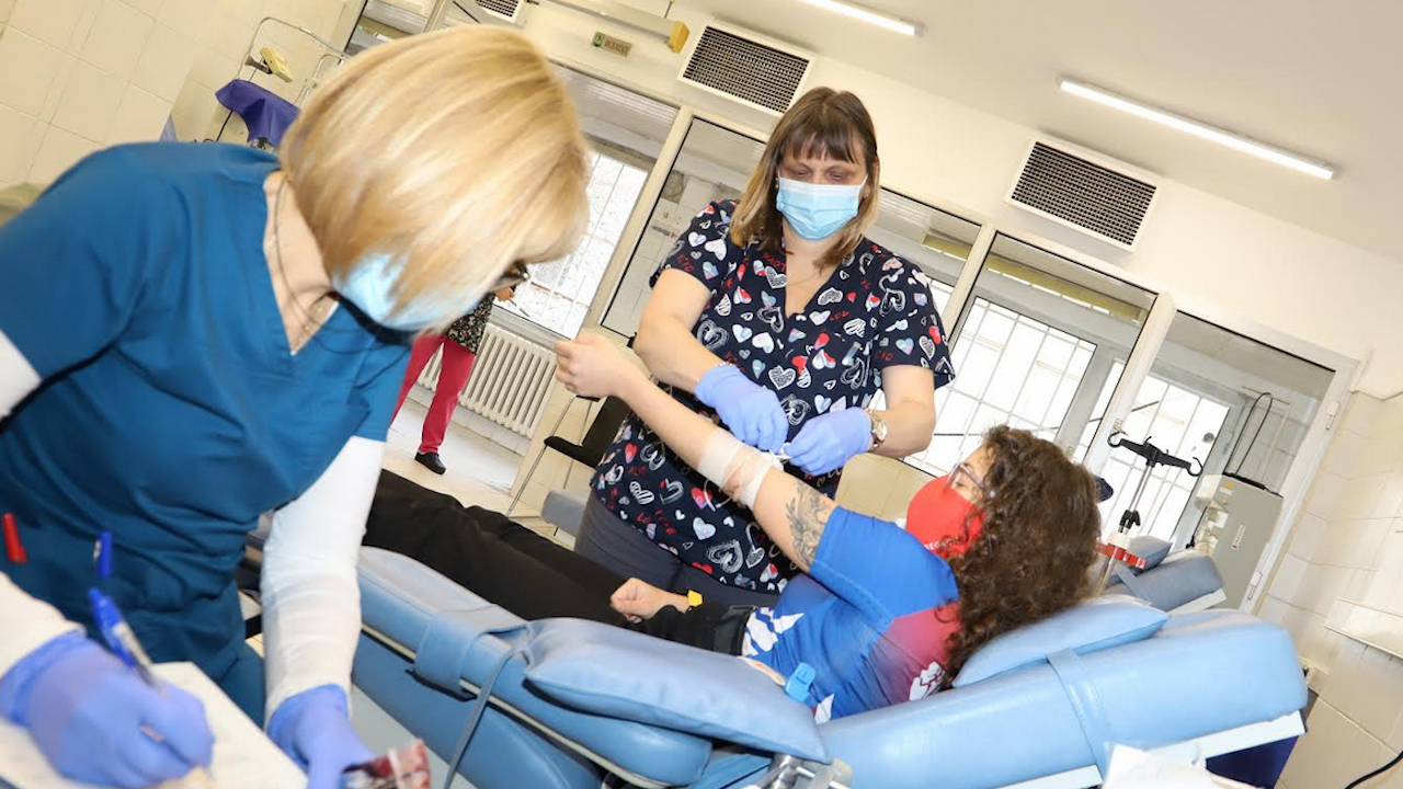 6000 души са дарили безвъзмездно кръв във ВМА за една година