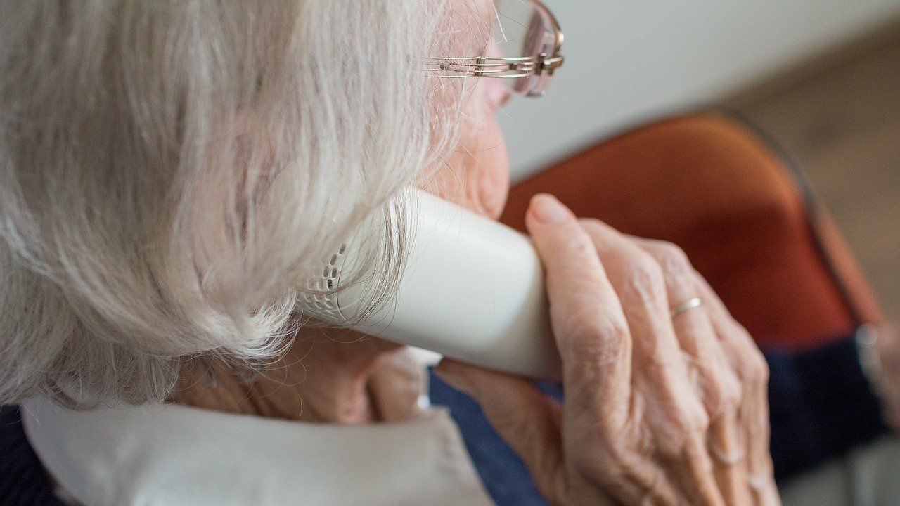 Възрастна русенка даде над 28 000 лева на телефонни измамници