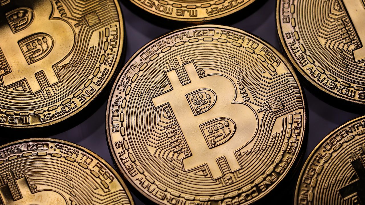 Биткойнът спадна до седмично дъно, етерът загуби 7 на сто