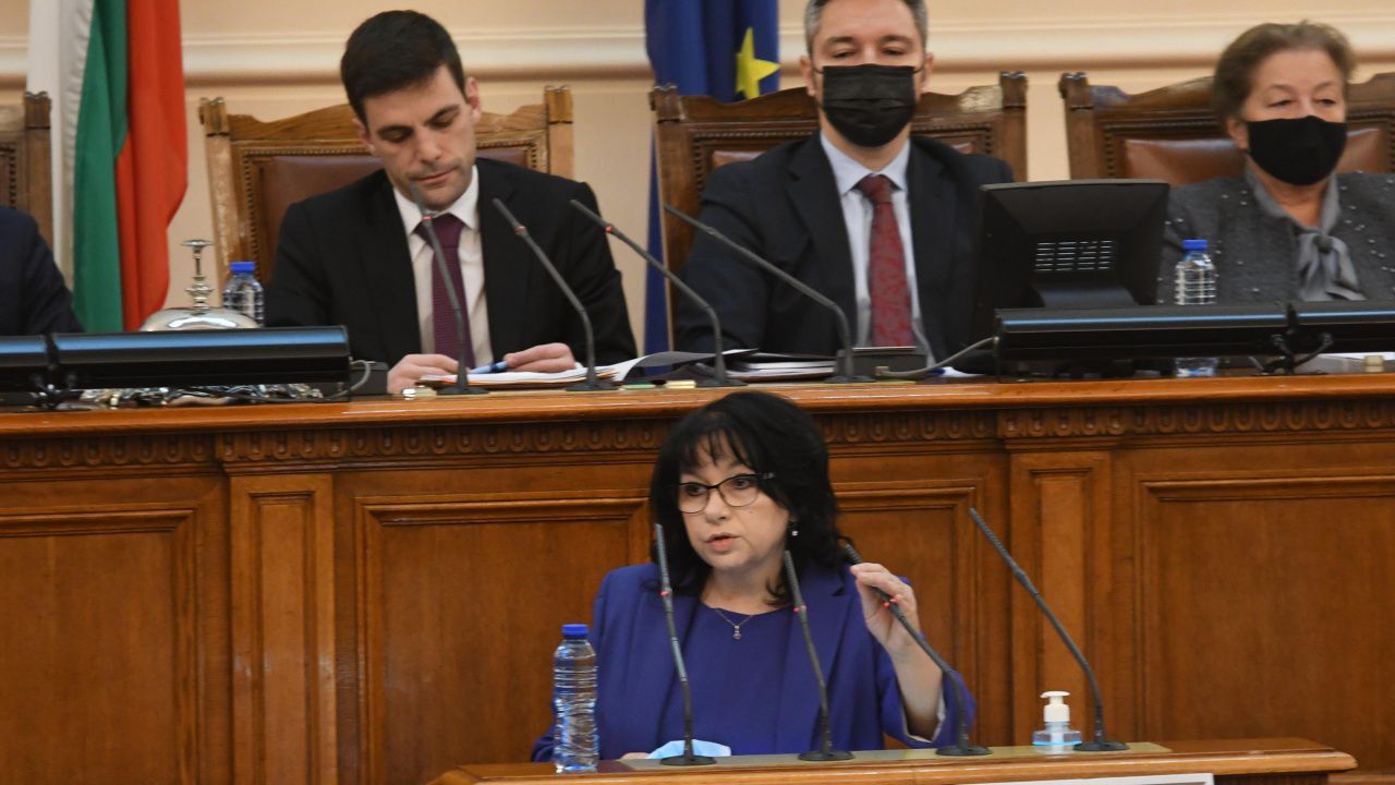 Петкова скочи на Ананиев: Некомпетентното ви правителство застрашава енергийната сигурност на България