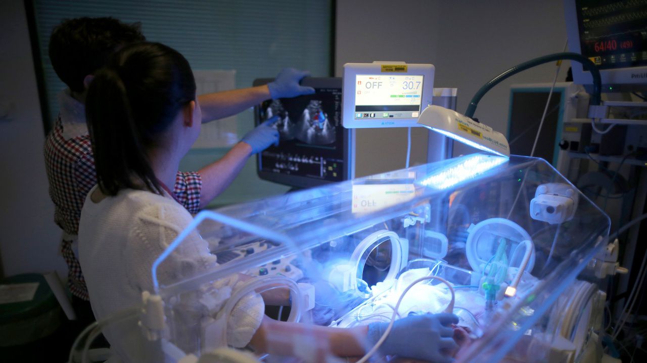 Бебе с COVID-19 на 25 дни лекуват в хасковската болница