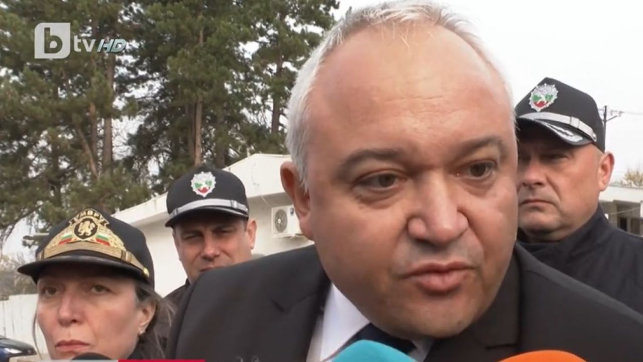 Министър Демерджиев след "гнусния" инцидент: Въоръжаваме граничните служители с дълго оръжие