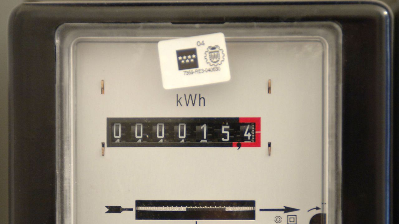 До 31 декември 2025 г. битовите клиенти на ток остават на регулирания пазар, реши енергийната комисия