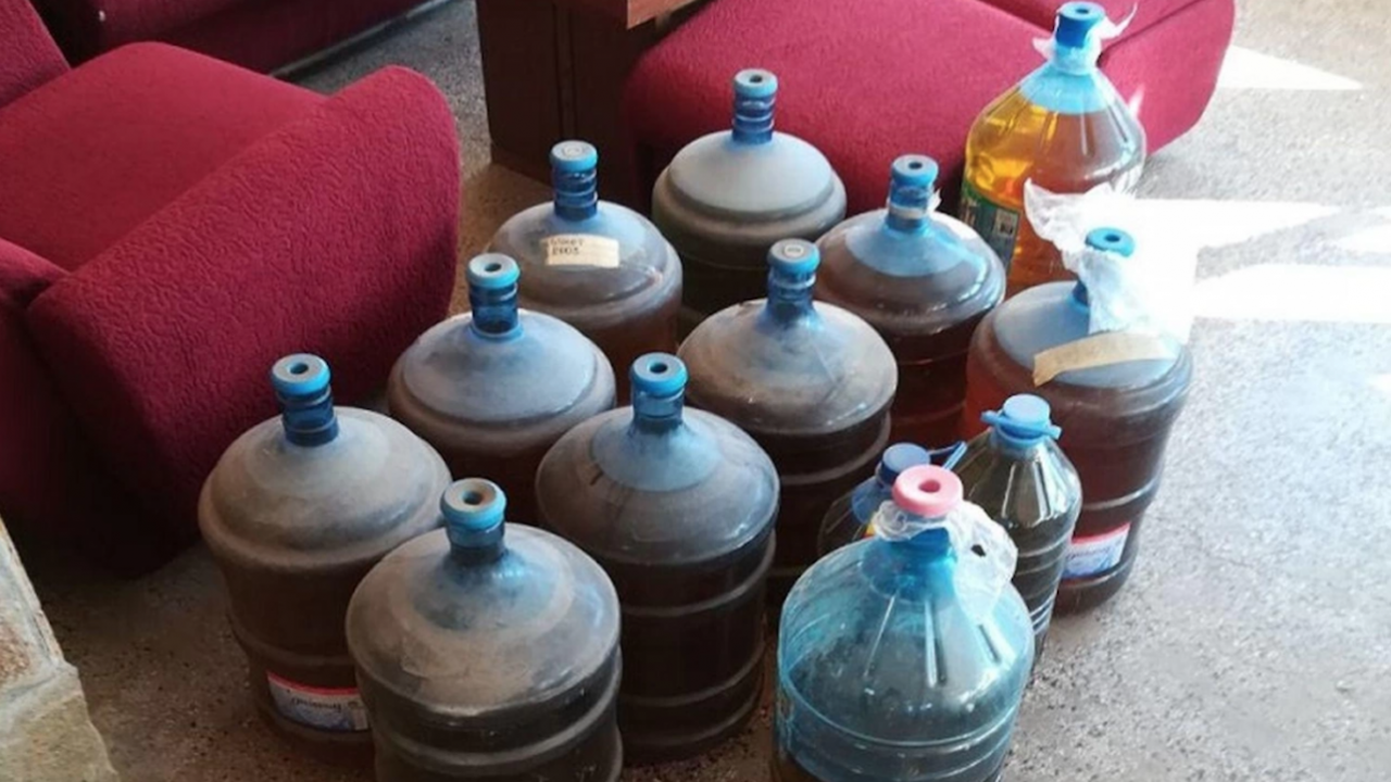 Полицаи иззеха 150 л. домашна ракия