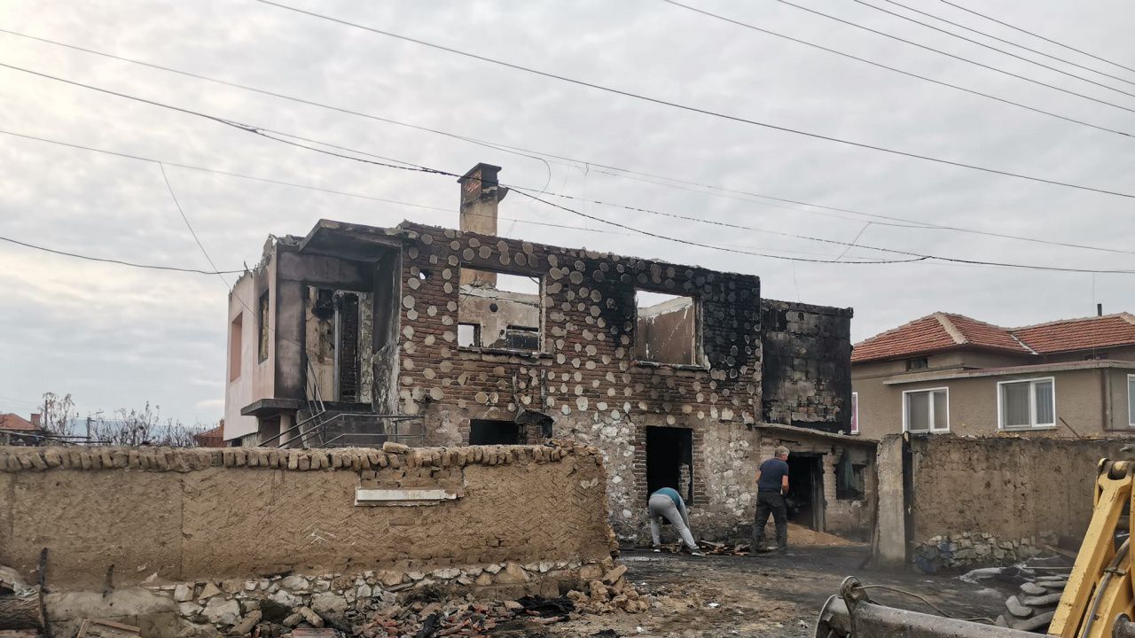 Пожар унищожи дома на семейство с две малки деца