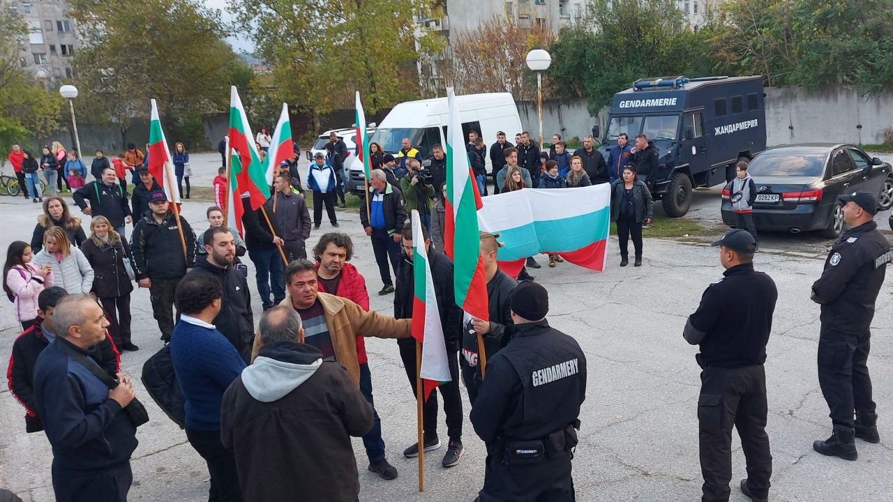 В Харманли протестираха срещу местния център за мигранти