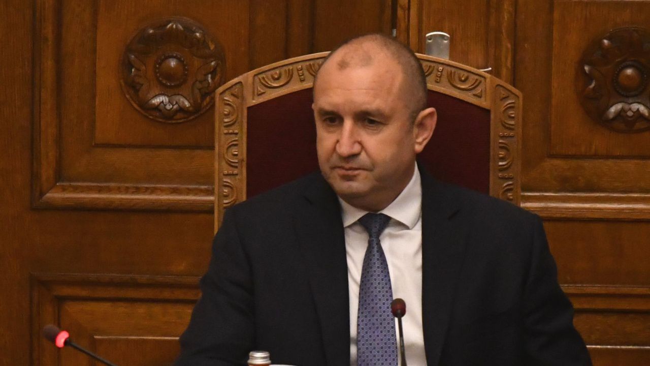 Румен Радев изразява съболезнования по повод кончината на Каролос Папуляс
