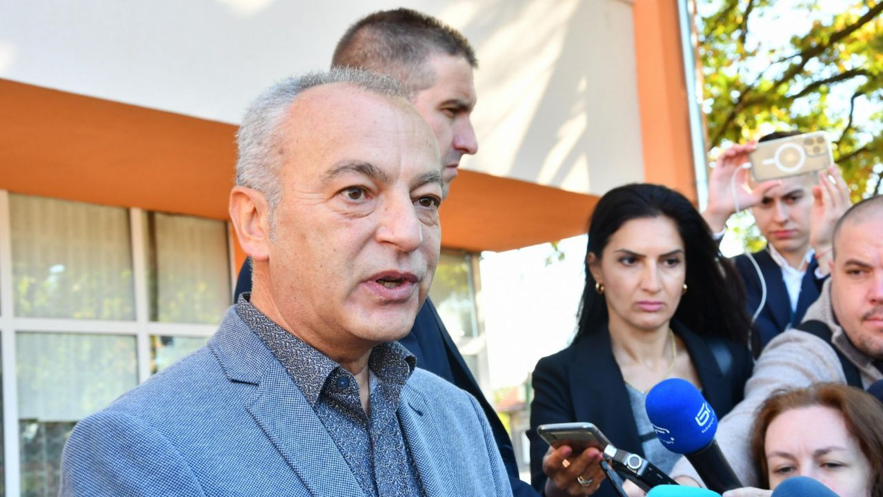 Проблеми с машината в секцията на Гълъб Донев, даде три пъти грешка