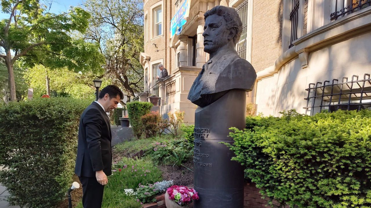 Петков поднесе цветя на паметника на Васил Левски пред посолството ни във Вашингтон