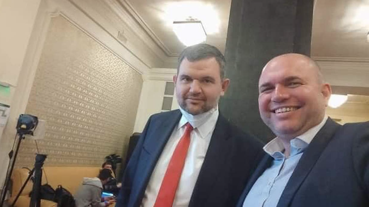 Селфи на Владислав Панев от ДБ с Делян Пеевски взриви мрежата